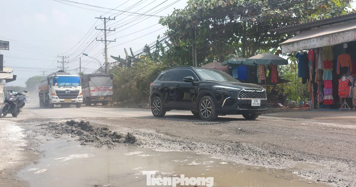 Đường nhựa hóa đất đá, hàng quán phải đóng cửa vì ế ấm