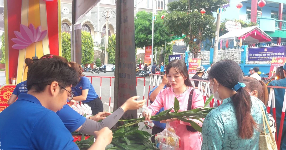 Độc đáo 'Lễ hội miễn phí', hơn 100.000 người tới cầu lộc, cầu tài