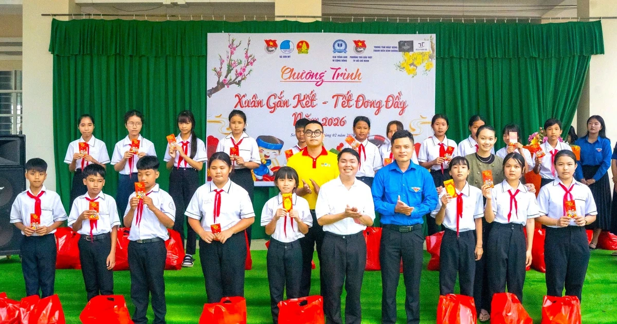 Thanh niên TPHCM mang quà Tết tặng thiếu nhi đồng bào vùng Cù lao, miền núi