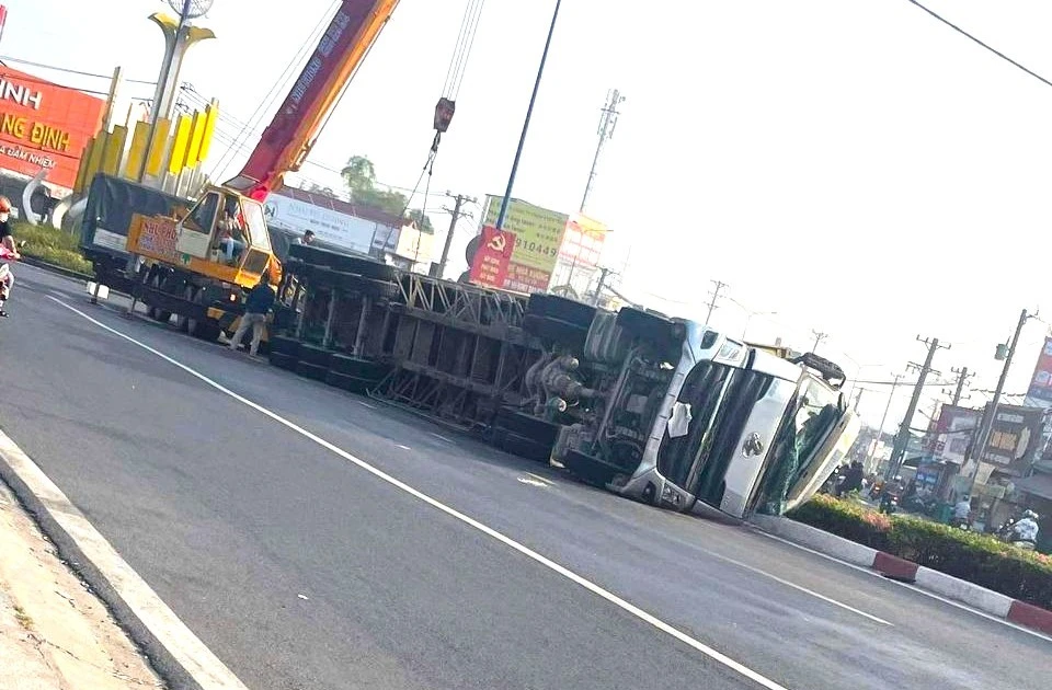 Sau cú ôm cua, xe đầu kéo 'phơi bụng' nằm chềnh ềnh trên đường ở TPHCM