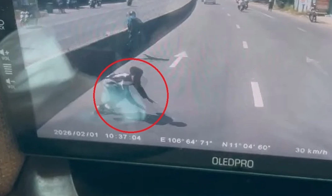 Người đàn ông bất ngờ lao vào xe bồn đang chạy trên đường ở TPHCM