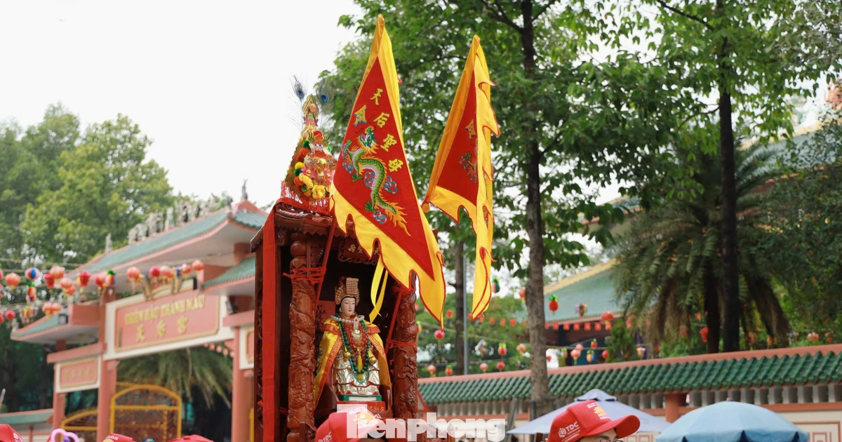 Độc đáo Lễ rước kiệu Bà ở TPHCM thu hút hàng vạn người