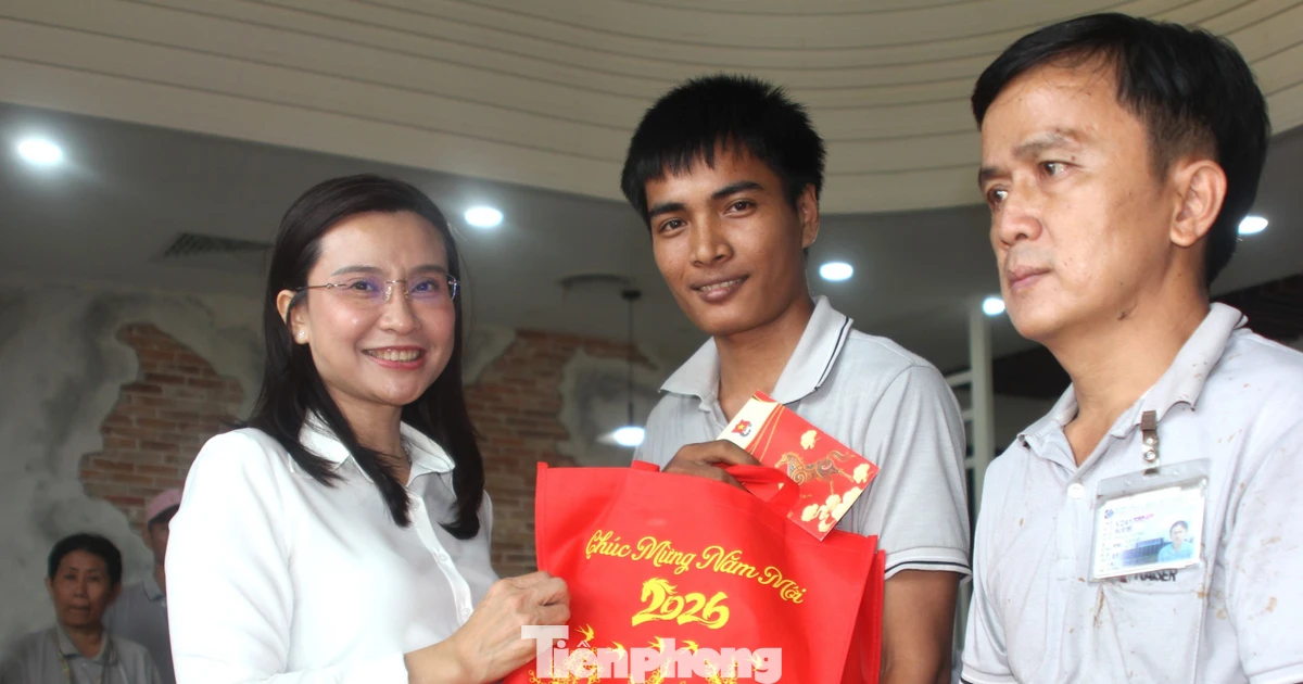 Bí thư T.Ư Đoàn Nguyễn Phạm Duy Trang thăm, tặng quà thanh niên công nhân