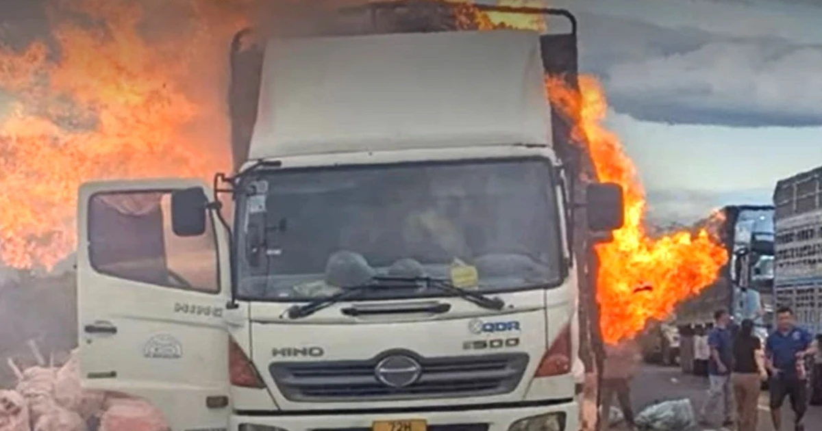 Xe tải bốc cháy đỏ rực trên cao tốc Phan Thiết – Dầu Giây