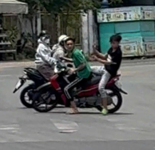 Clip: Hai người đi xe máy bị đuổi đánh trên đường ở TPHCM