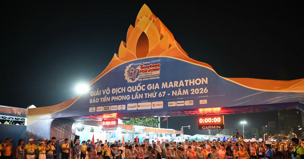 Hơn 12.000 vận động viên Tiền Phong Marathon chạy 'Đón ánh bình minh'