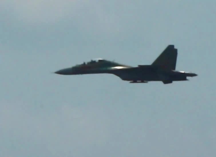 Tiêm kích Su-30MK2, trực thăng Mi bay trên bầu trời Hà Nội