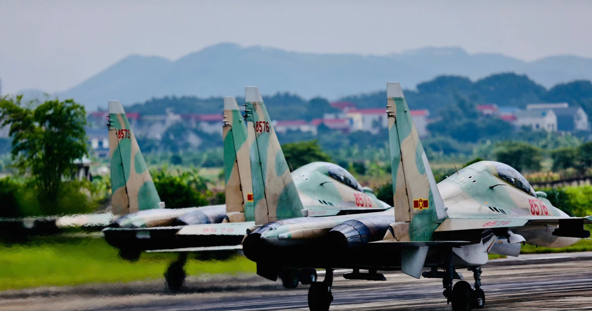 Xem "hổ mang chúa" Su-30MK2 hợp luyện diễu binh trên bầu trời