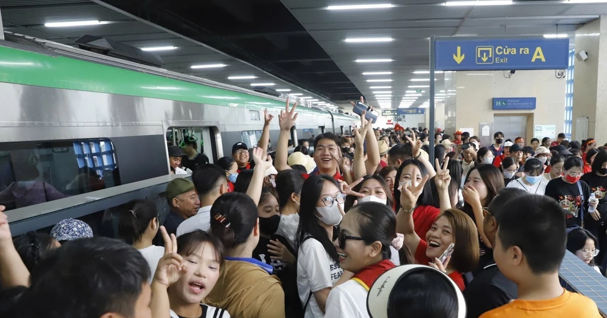 Những chuyến tàu chật kín người về trung tâm chờ xem tổng hợp luyện diễu binh, diễu hành