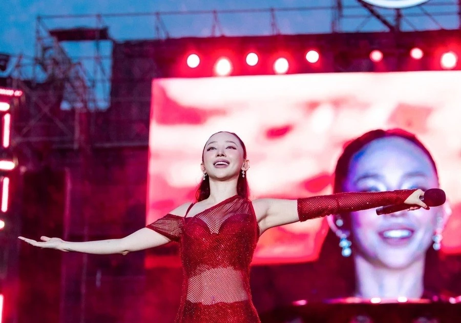 Màn “biến hình” của Tóc Tiên tại Waterbomb khiến netizen phấn khích