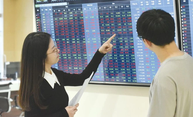 Chứng khoán áp sát đỉnh cũ, vì sao nhà đầu tư vẫn 'xa bờ'?