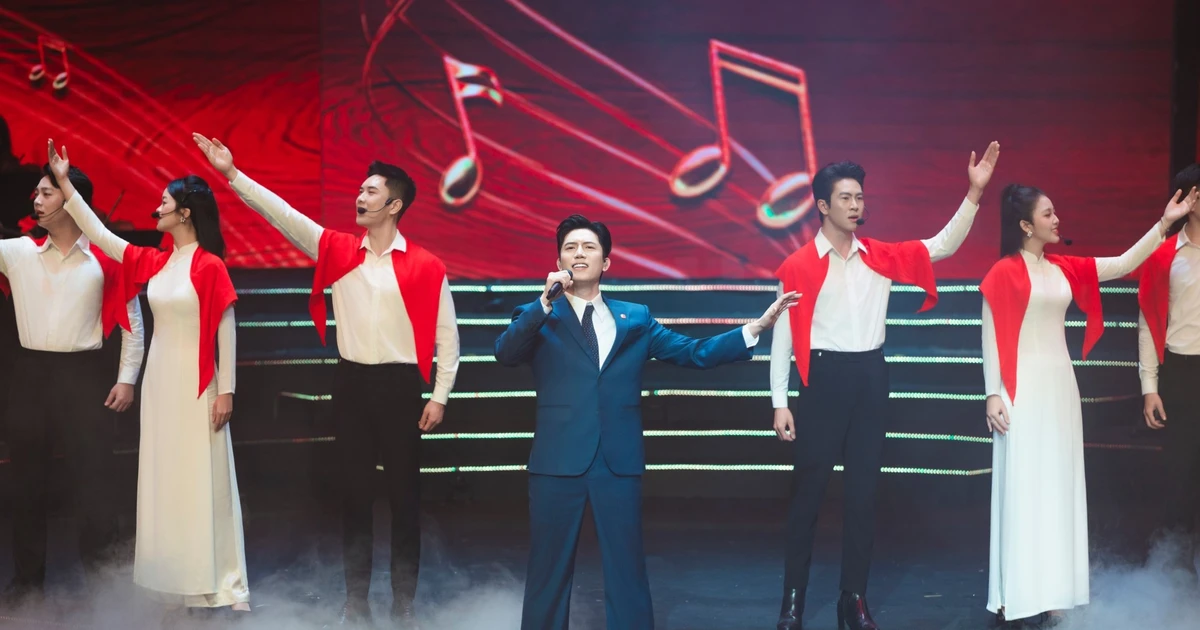 Anh Tú cảm thấy tự hào khi lần đầu được trình diễn ca khúc tự sáng tác chào mừng Đại hội Đảng