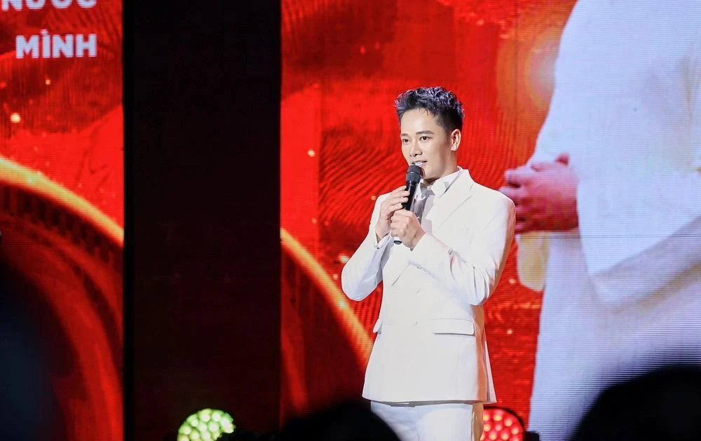 Anh Quân Idol thử thách chính mình để 'kể câu chuyện hoà bình' bằng âm nhạc