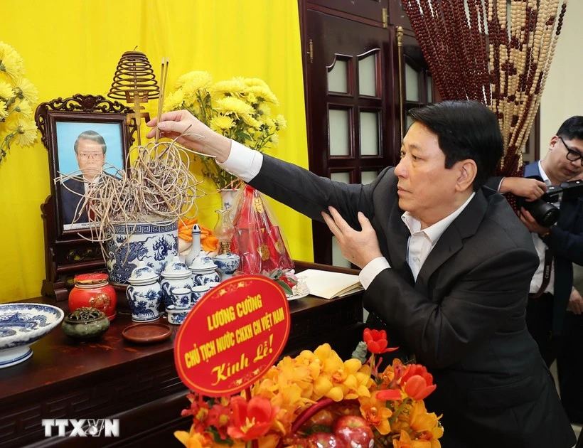 Chủ tịch nước thắp hương tưởng nhớ các đồng chí nguyên lãnh đạo Đảng, Nhà nước