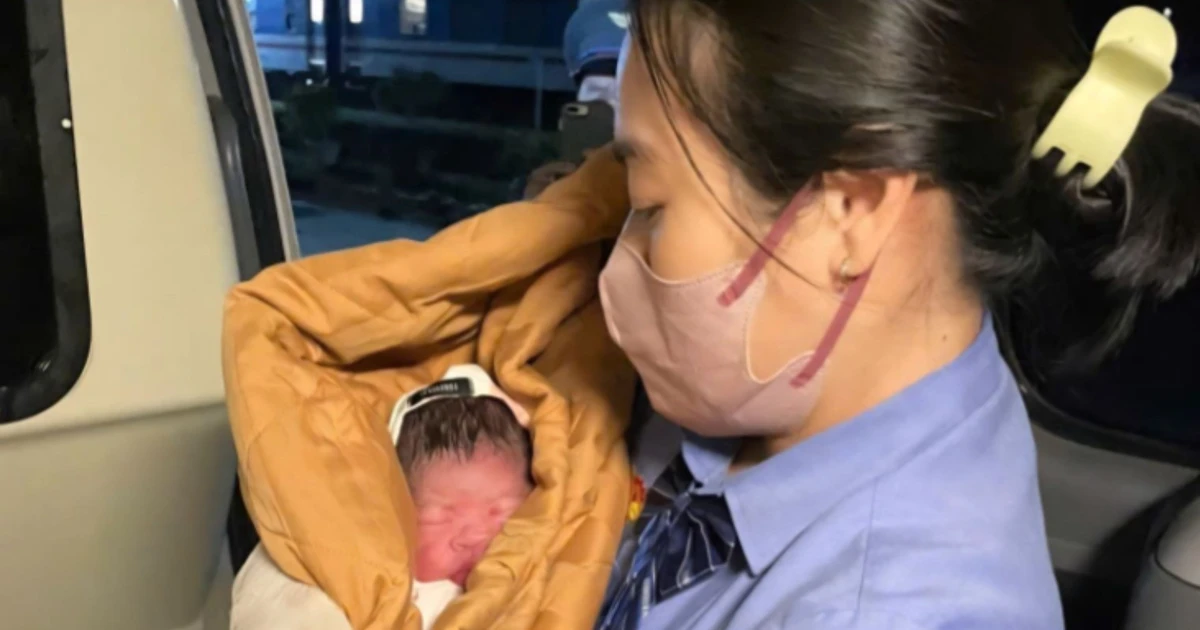 Bé trai chào đời trên tàu Thống Nhất đầu năm mới