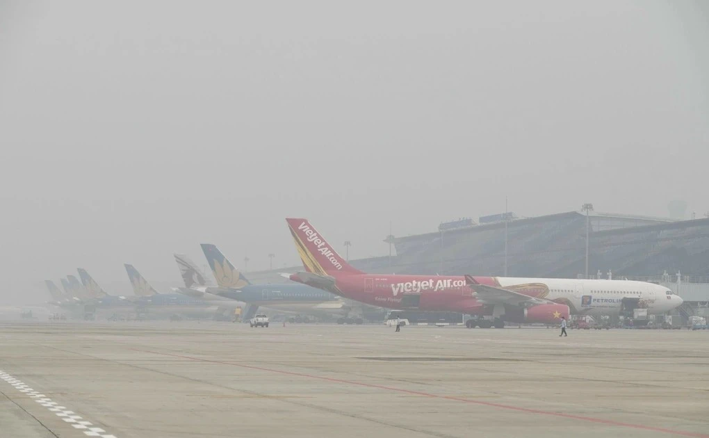 13 chuyến bay tại Nội Bài không thể cất - hạ cánh sáng nay