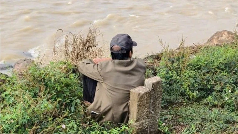 Rơi nước mắt cảnh người cha ngồi bên bờ sông, chờ tin con gái mất tích suốt một tuần