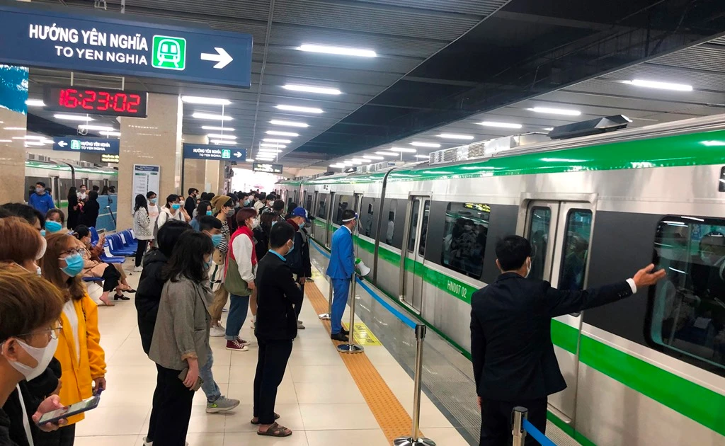 Giá xăng tăng, người dân vẫn “bình thản” nhờ phương tiện công cộng