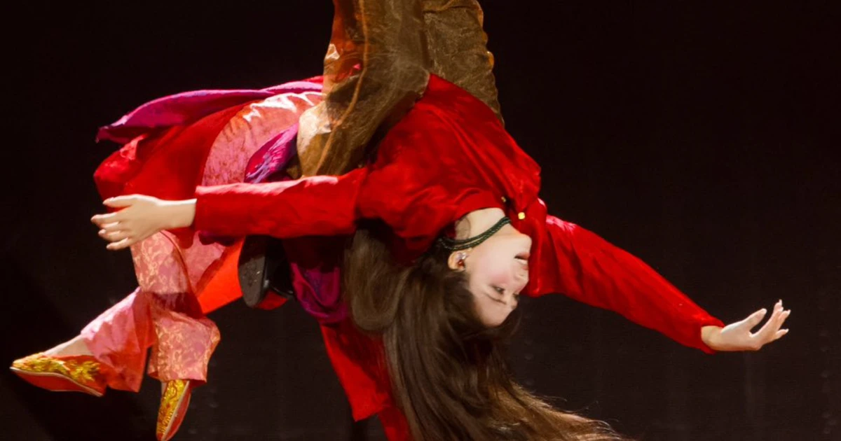 Rủi ro khó lường nhìn từ màn treo người của Hòa Minzy