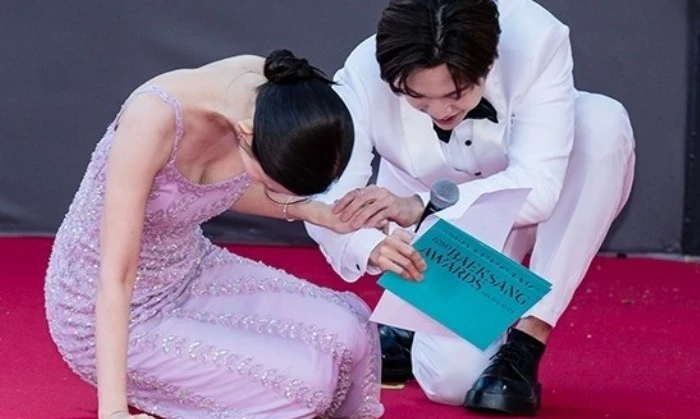 Hyun Bin không đi cùng Son Ye Jin, một nữ diễn viên ngã trên thảm đỏ