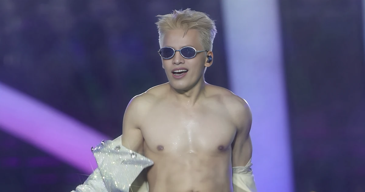 Nỗ lực hát live của 32 ca sĩ trước 50.000 khán giả