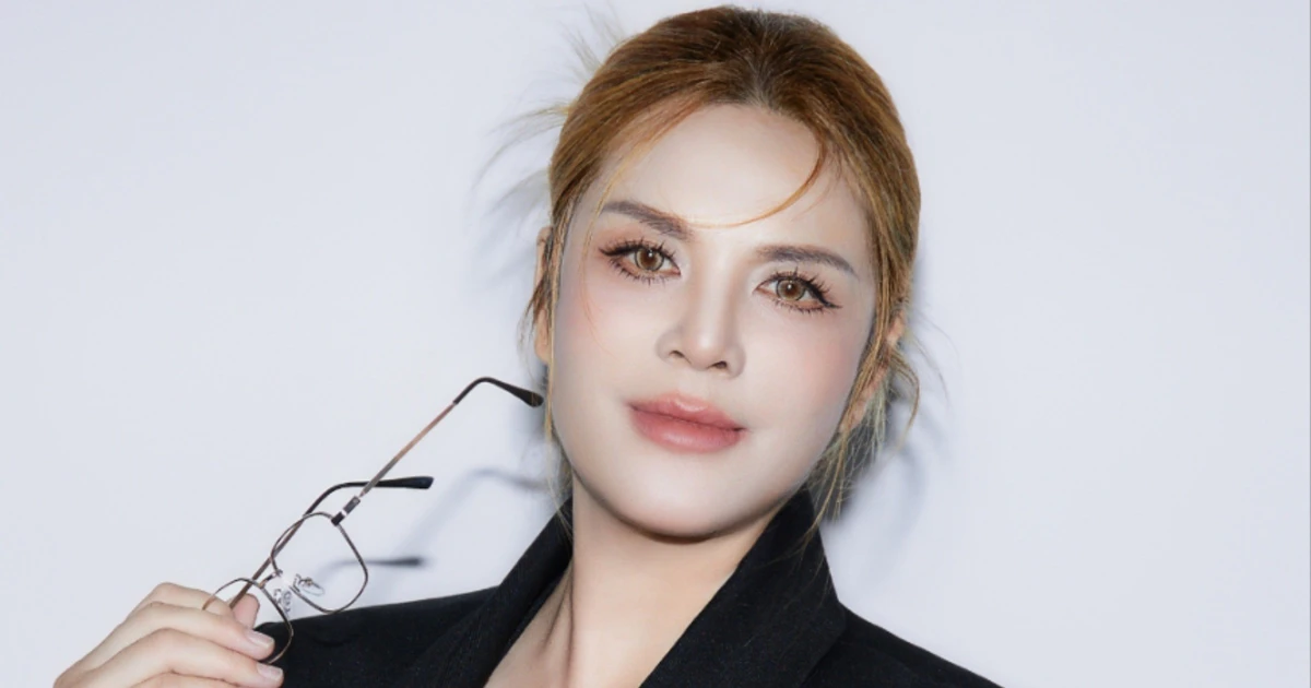 Nữ ca sĩ bị cấm diễn dính thêm phốt