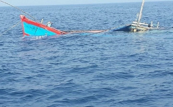 Sau vụ chìm tàu 3 người mất tích, thêm một tàu cá Quảng Ngãi khác cùng 38 ngư dân bị hỏng bánh lái ở Trường Sa