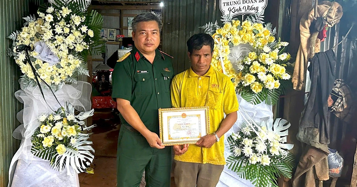 Hạ sĩ người Jrai quên mình cứu hai người bị điện giật