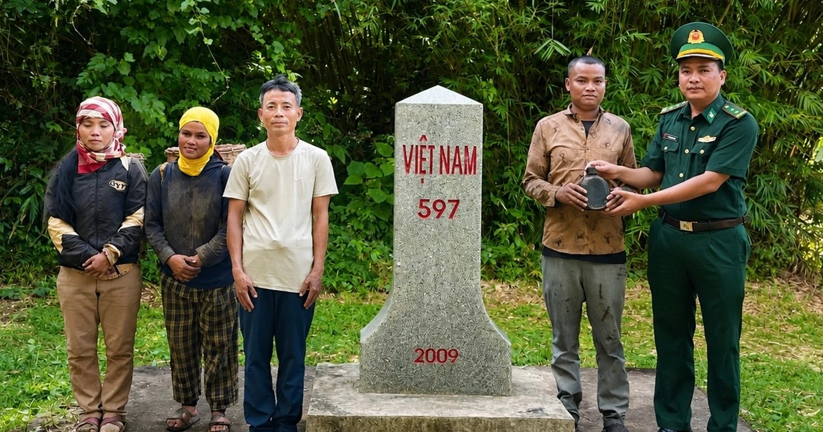 Tiếp nhận di vật và thông tin nghi khu mộ tập thể Bộ đội Trường Sơn