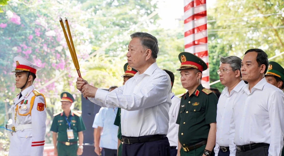 Tổng Bí thư, Chủ tịch nước Tô Lâm dâng hoa, dâng hương tưởng niệm Anh hùng liệt sĩ tại công viên Lê Thị Riêng
