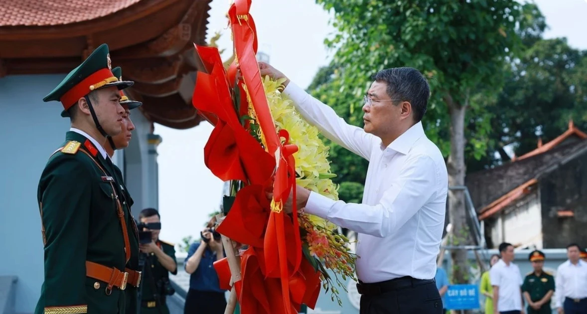 Thủ tướng Lê Minh Hưng dâng hương, tri ân các Anh hùng liệt sĩ tại Lạng Sơn