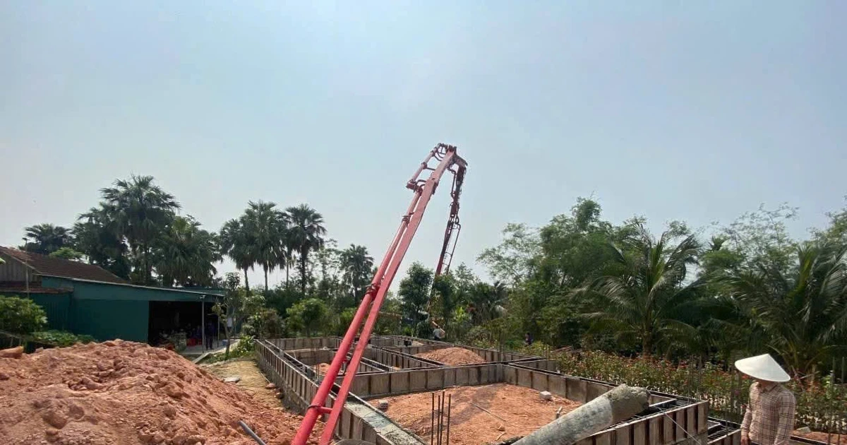 Xe bơm bê tông gặp sự cố, thợ xây tử vong