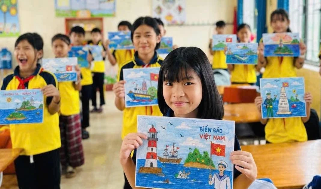 Xúc động thư và tranh của học sinh gửi chiến sĩ nơi đảo xa