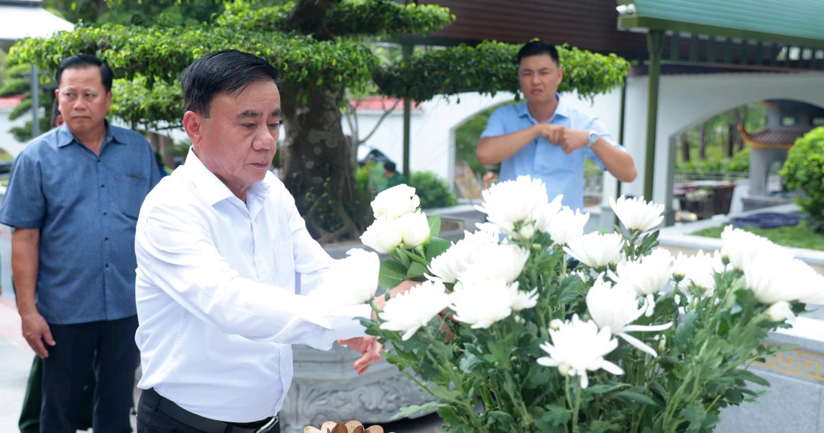 Thường trực Ban Bí thư Trần Cẩm Tú dâng hương tại Ngã ba Đồng Lộc