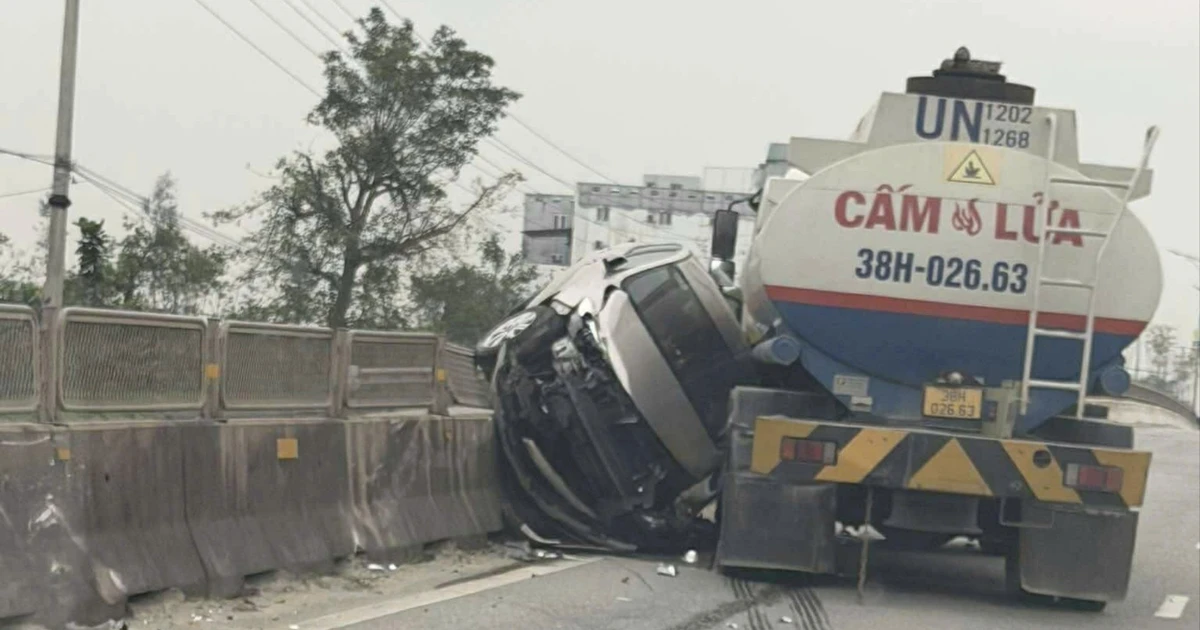 Ô tô con bị 'kẹp cứng' giữa xe bồn và dải phân cách sau tai nạn