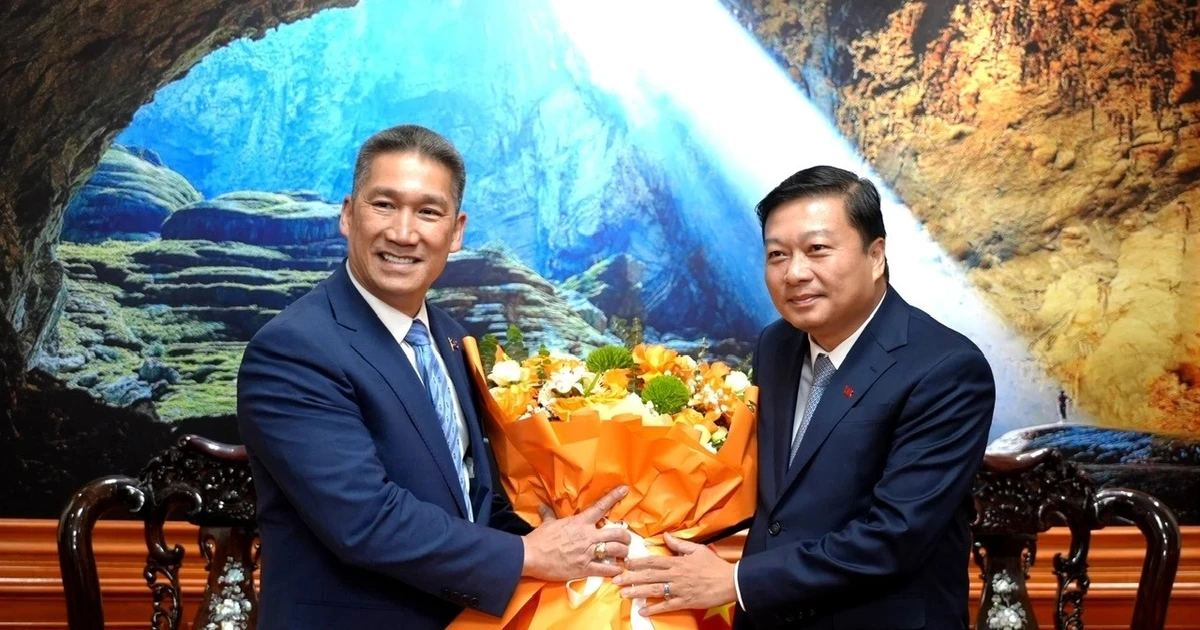 Quyền Bộ trưởng Hải quân Mỹ thăm Quảng Trị, cam kết tiếp tục hỗ trợ khắc phục hậu quả chiến tranh