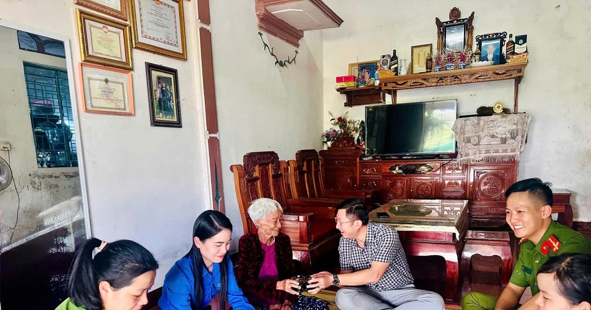 Bữa cơm tri ân bên Mẹ Việt Nam Anh hùng 3 lần tiễn chồng, con ra trận
