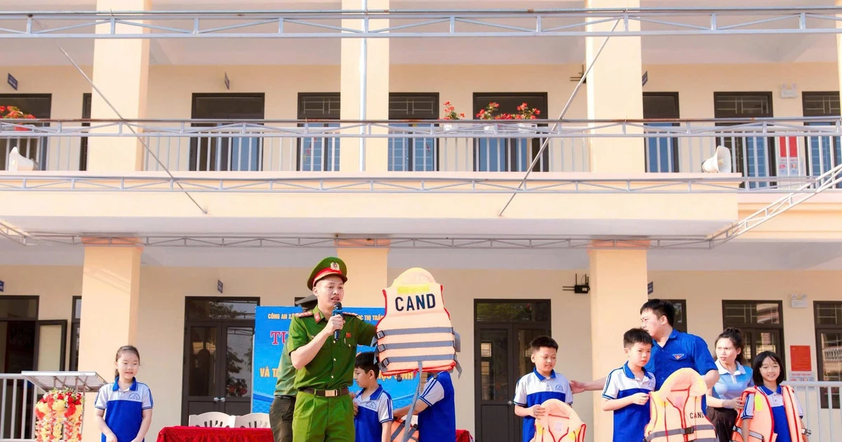 Thanh niên, công an hướng dẫn nhận biết các vùng nước nguy hiểm và kỹ năng phòng chống đuối nước
