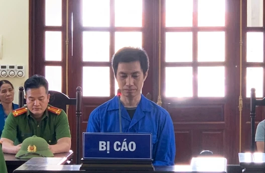 Cầm kéo tấn công cha ruột vì không được đưa sổ đỏ