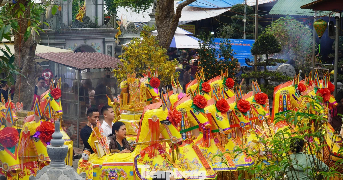 Ngựa giấy 'khủng' xếp kín sân chờ đốt ở đền Chợ Củi