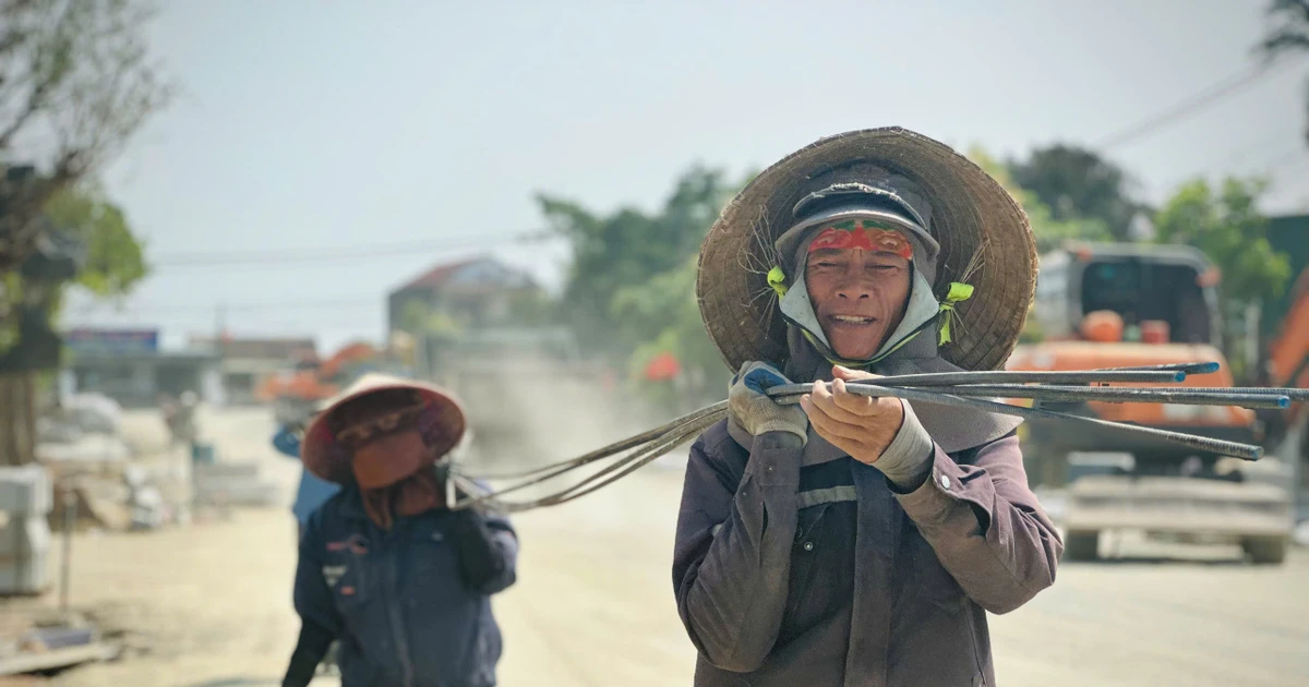 Lao động mưu sinh giữa nắng nóng 40 độ
