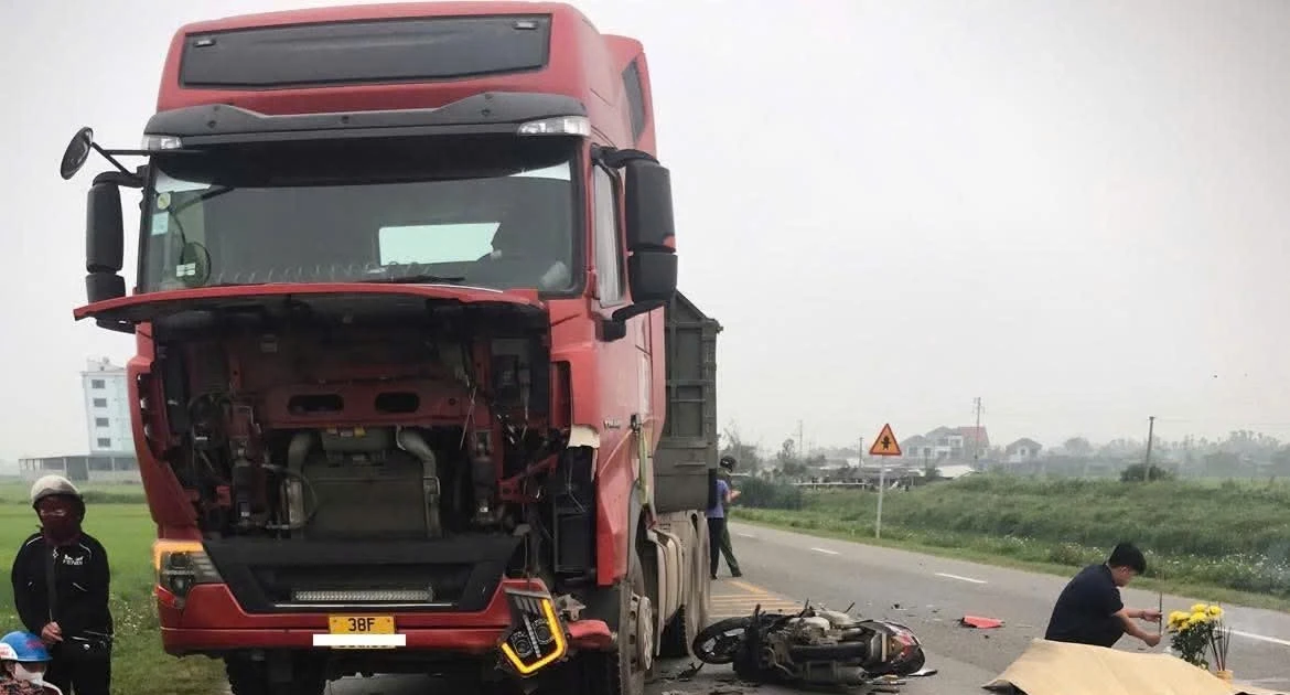 Va chạm xe đầu kéo, tài xế đi xe máy tử vong