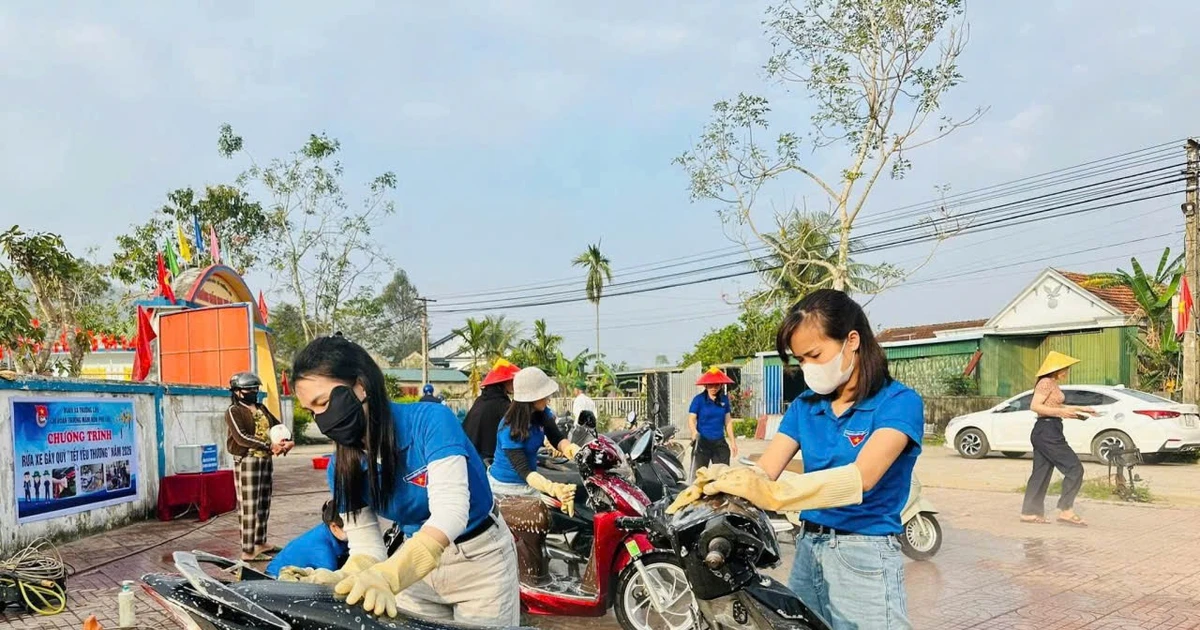 Thanh niên rửa xe gây quỹ, mang Tết yêu thương đến trẻ em khó khăn