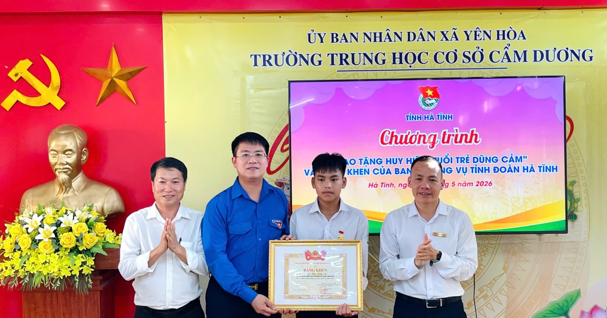 Nam sinh lớp 9 cứu người đuối nước nhận Huy hiệu Tuổi trẻ dũng cảm
