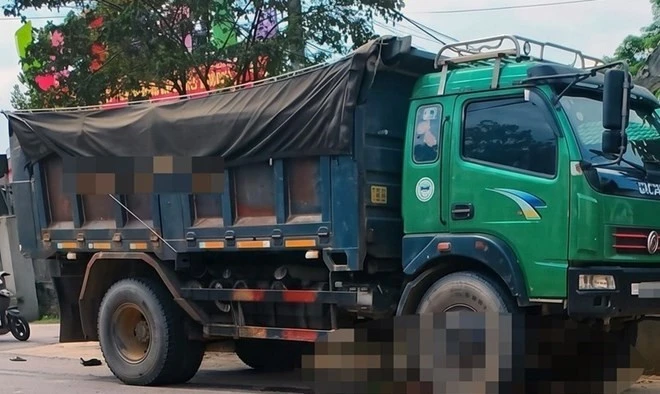 Va chạm với xe tải chở đất, cụ bà 86 tuổi và con trai tử vong tại chỗ
