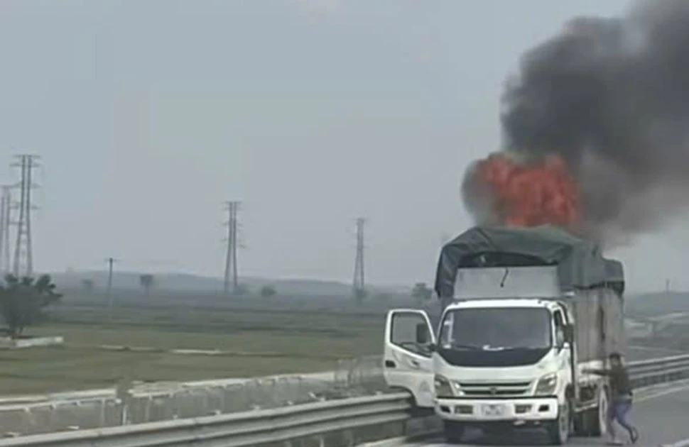 Xe tải bốc cháy ngùn ngụt trên cao tốc