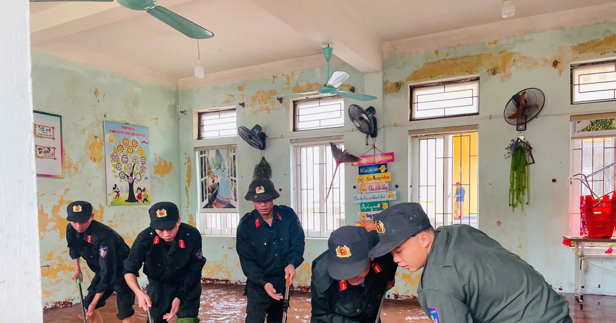 Bộ đội, công an hỗ trợ người dân Hà Tĩnh dọn dẹp sau lũ