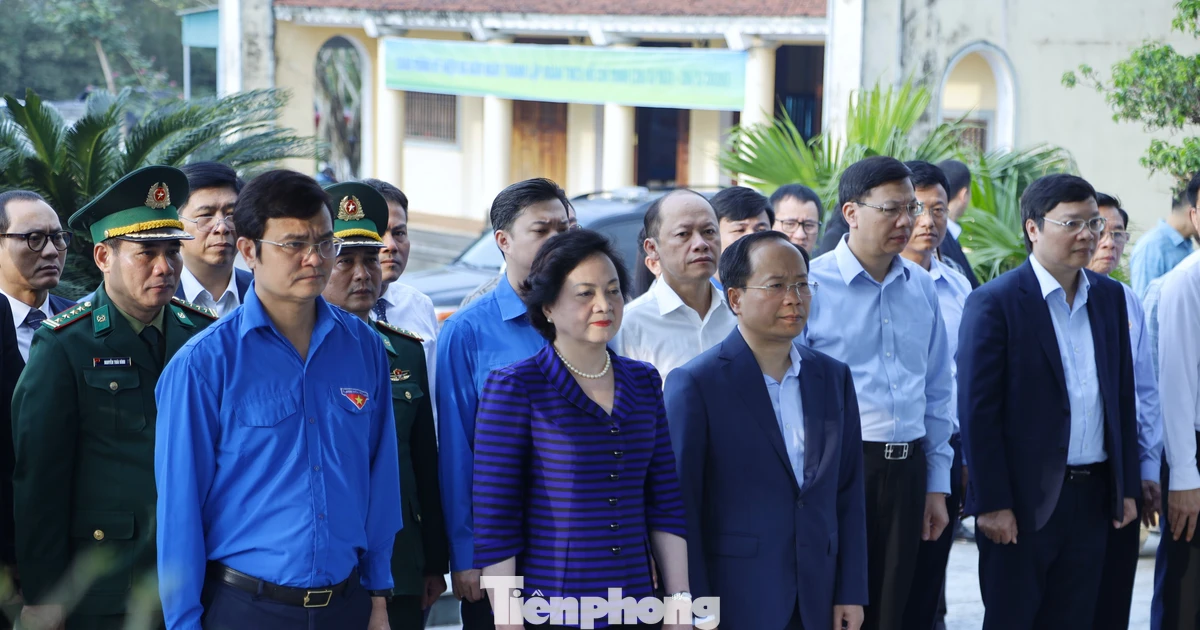 Phó Thủ tướng Phạm Thị Thanh Trà dâng hương tại khu tưởng niệm Lý Tự Trọng