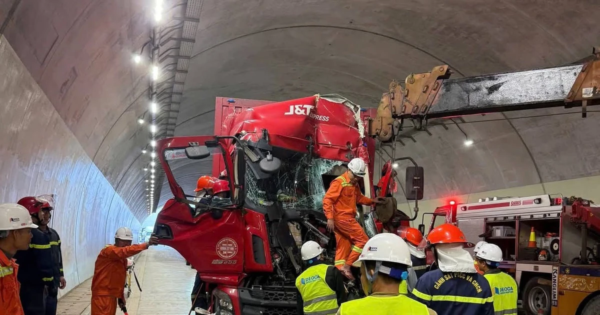 Ba ô tô va chạm tại hầm Đèo Bụt, cao tốc Bắc Nam bị ách tắc