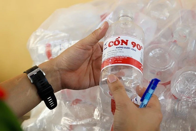 Khởi tố Tổng giám đốc công ty vật tư y tế sản xuất, buôn bán cồn giả tại nhiều tỉnh